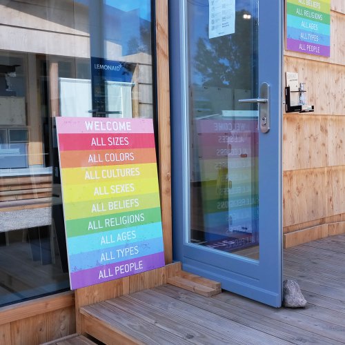 Welcome Schild in groß auf Fichtenholz